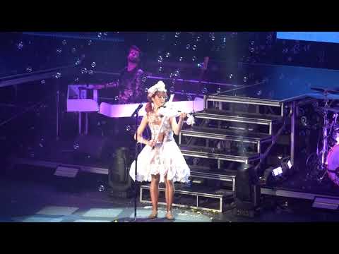 2018 12 20 Lindsey Stirling - Santa Baby