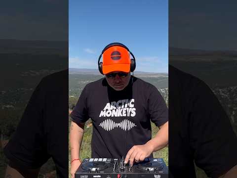 La Falda, Córdoba. Un paisaje que te corta el aliento… y un set donde dejamos todo 🎧 #mautrip