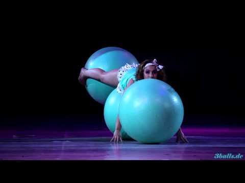 מופע להטוטים מפתיע עם כדורים ענקיים