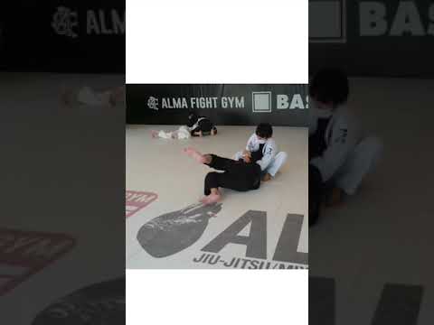 腕十字に見せかけてアームロック