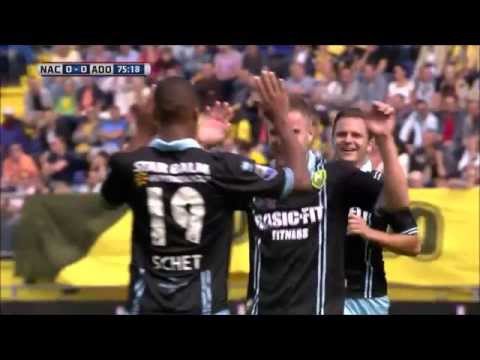 Nikita Frie vraagt een vraag aan Aaron Meijers van Ado Den haag