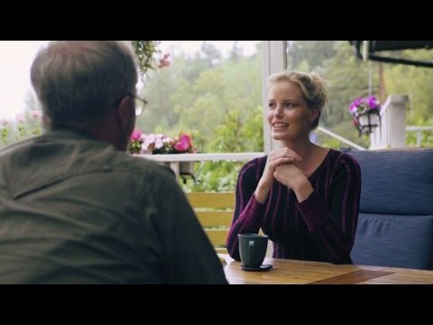 Tony Irving får tips av Caroline Winberg  - Camping Queens (Sjuan)