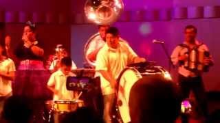 La Santa Cecilia La Morena con Banda