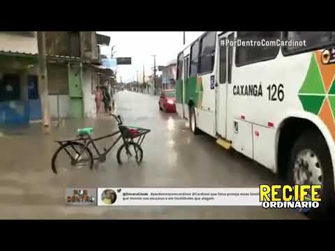 Reportagem de alagamento com cadeirante pedalando
