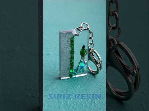 Resin keychain with a flower trapped inside 🥀💚 #epoxyresin #epoxy #resinart #resincrafts