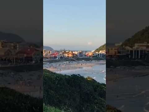 Energia radiante! ☀️🌊 A vibração e a beleza exuberante da Prainha em São Francisco do Sul!✨Mar e sol