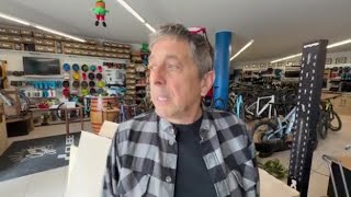 Spaccata nel negozio di biciclette Crazy Sport: «Usato un furgone come ariete»