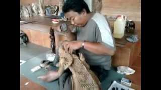 preview picture of video 'BALINESE WOOD CARVER'