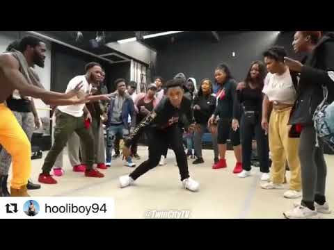 @HOOLIBOY94 Dancing to "Secure the Bag" by Martinsfeelz Ft. Falz