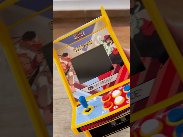 Vídeo relacionado con Consola de juegos portátil - Llavero con mini videojuego electrónico retro, máquina de juego con pantalla de frutas para niños y coleccionistas | Colgante de juego portátil de frutas, acceso