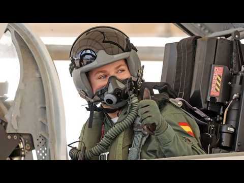 La princesa Leonor de España pilota un avión de combate
