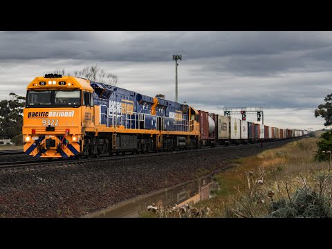 Pacific National 7AM5 Freight Train with 9322 and 9323 at Manor