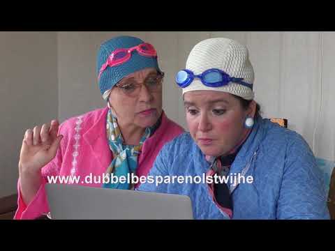 Zingende badmutsen bezoeken wethouder Marcel Blind om hem te vragen naar de RRE.