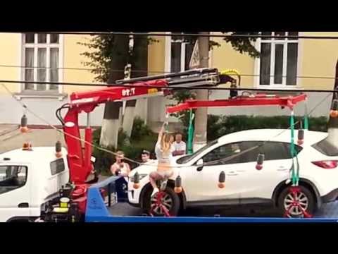 Палава рускиня остана полугола, за да отърве колата си от паяк 