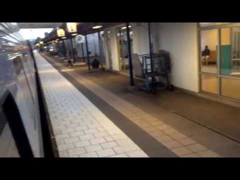 Stor dramatik på TV4:s tåg när Olof Lundh får kasta sig på i Skövde.