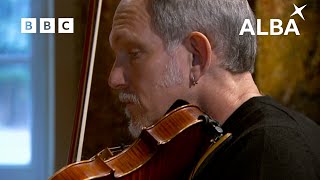 Bruce Molsky &amp; Julie Fowlis | The Blackest Crow | Transatlantic Sessions | BBC ALBA