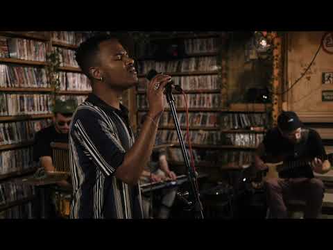 Sedric Perry sings 'I Can't Breathe' by H.E.R. — Cassette Head Sessions