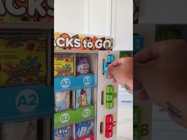 Vídeo relacionado con MELISSA & DOUG - Máquina Expendedora de Madera con 16 Piezas: Comida de Juguete, Monedas y Tarjeta - 6073586 - Juguetes Niños 3 años + - Regalo Niño 3 años + - Montessori