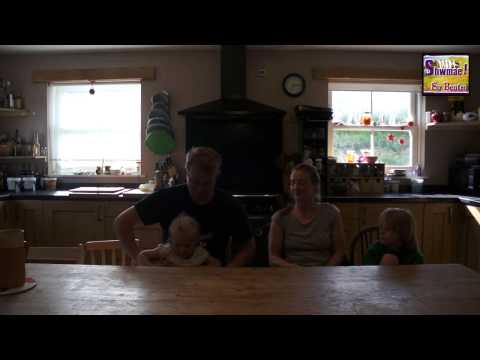 Teulu'r Williams. Teulu sy'n dysgu Cymraeg.