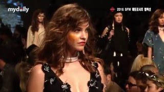 Barbara Palvin desfilando na &#39;Seoul Fashion Week&#39; pela MetroCity.