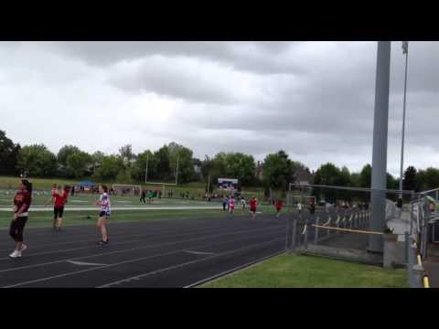 Mother embarrassed daughter running track