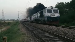 preview picture of video 'Shri Ganganagar Superfast Express with TKD WDP-3A and speed is 110 km/h'
