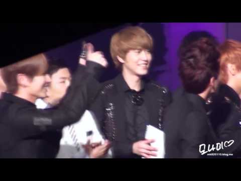 [Fancam HD] 110923 KBS Music Bank - Ending (Kyu focus)