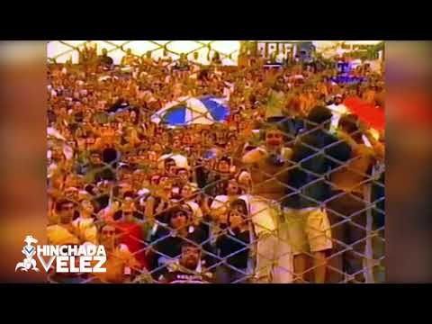 "En medio de esta locura total" Barra: La Pandilla de Liniers • Club: Vélez Sarsfield