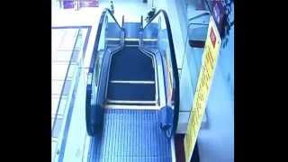 Kemalangan Kanak-kanak Yang Terjatuh Dari Escalator di Guangdong China, Terakam CCTV