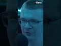 Illegaal vs. legaal zenden: welke kiest (piraat) Henri?! | RTV Oost