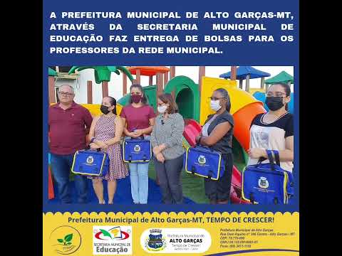 Entrega de bolsas para os professores da rede Municipal.