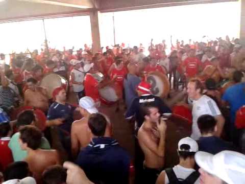 "Vs Boca / Vamo a matar un bostero, una gallina y un boton!" Barra: La Barra del Rojo • Club: Independiente