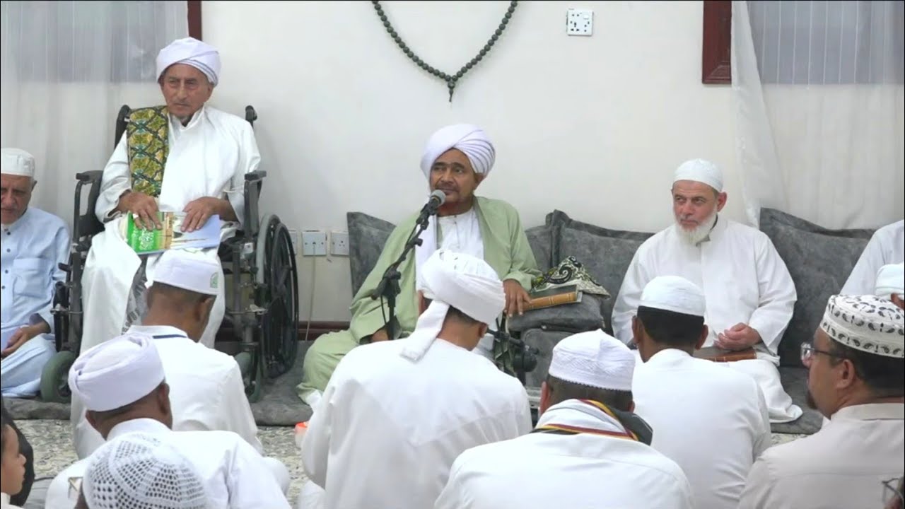 مباشر: ختام مجالس البردة وختام كتاب المجموع، في بيت الحبيب عمر بن حفيظ بتريم -