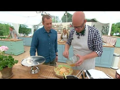 Ronnie känner sig psykad av Johan - Hela Sverige Bakar (TV4)