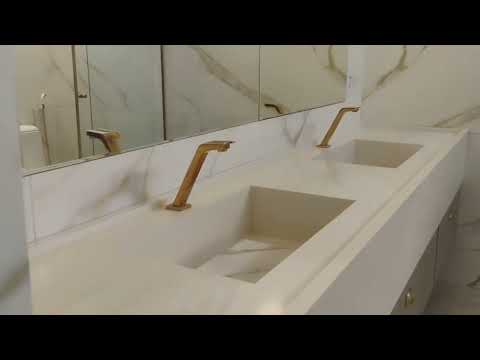 Casa em condomínio fechado com 4 suítes + DCE, 4 vagas, 596 m2 de área construída.