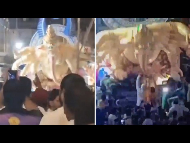 Una gigantesca estatua se desploma sobre una multitud de personas
