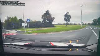 Wyprzedzanie nauki jazdy po pasie wyłączonym z ruchu oraz zmuszenie jej do hamowania w Świdnicy.