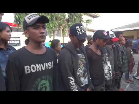 download lagu mp3 mp4 Anak Punk Salah Menyanyikan Lagu Indonesia Raya, download lagu Anak Punk Salah Menyanyikan Lagu Indonesia Raya gratis, unduh video klip Anak Punk Salah Menyanyikan Lagu Indonesia Raya