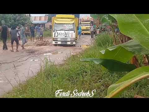 Truk sawit hampir rubuh di jalan lobang/cctv ponorogo suoss