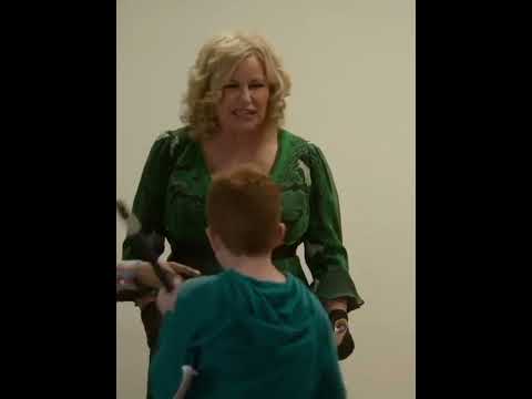 Stan Twitter: Jennifer Coolidge "No one's listening, LISTEN LISTEN LISTEN!!!"