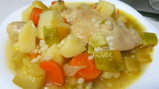 בקלי קלות- מרק עוף וירקות (ליהי קרויץ - מטבח בקלי קלות) - התמונה מוצגת ישירות מתוך אתר האינטרנט יוטיוב. זכויות היוצרים בתמונה שייכות ליוצרה. קישור קרדיט למקור התוכן נמצא בתוך דף הסרטון