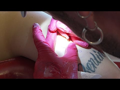 EM 2024: Berliner Fußballfans lassen sich kostenlose Tattoos stechen