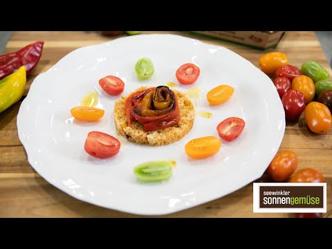 Paprika-Blume mit Couscous und Cherry-Tomaten