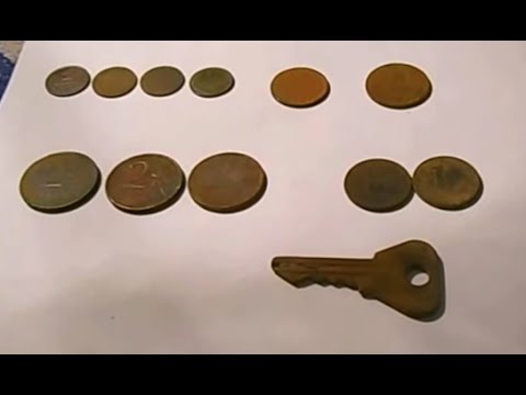 поиск монет на деревенском пляже