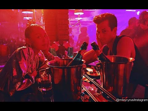✅ Miley Cyrus Confesses to Stealing Mark Ronson's Shirt From Music Video Shoot