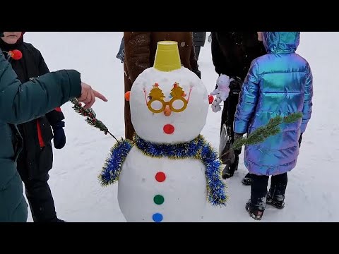 شاهد روس يستمتعون بفصل الشتاء وسط مهرجان مخصص لـ"رجل الثلج"…