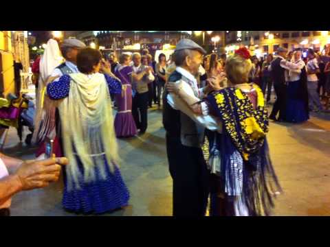 Chulapos en la Puerta del Sol de Madrid bailando un pasodoble 2014