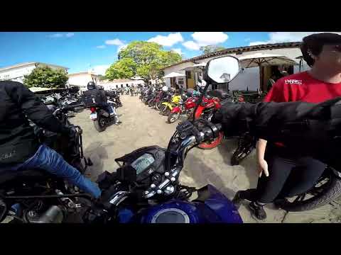 Chegando em Tiradentes, cidade lotada de motos procurando um lugar para estacionar.