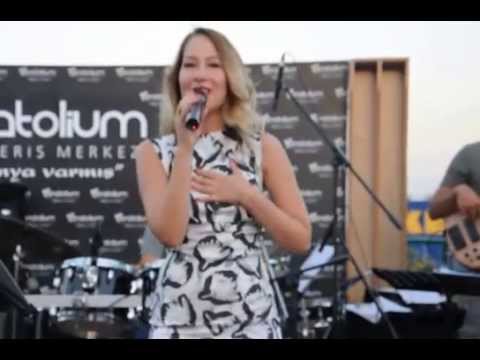 Gülçin Ergül - Get Lucky ( Daft Punk Cover) @Anatolium Bursa