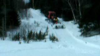 preview picture of video 'Groomers going up a hill'